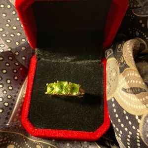 3-cushion cut peridots ring, 14kt gold